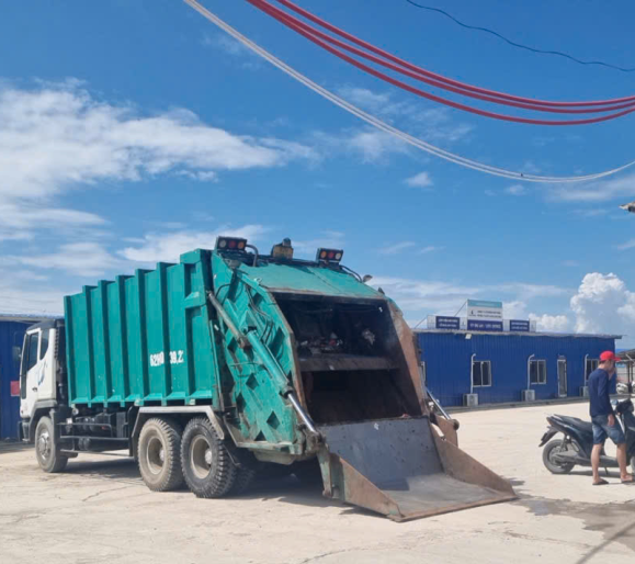 Thu gom rác ở Đức Hòa và khu vực lân cận